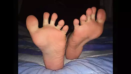 Sophie seksi (36 beden) ayaklarını hareket ettiriyor