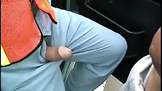 Şanslı yaşlı adam otoparkta açık minibüste ateşli latinla sikişiyor