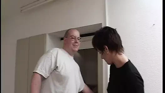 Mit ihren dicken Nippeln fickt sie den alten Hasen