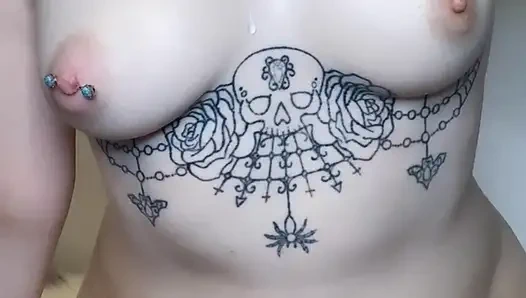 Amateur getatoeëerde blondine smeert haar doorboorde tieten in
