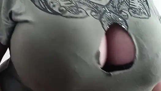 Memelerini dışarı koymak için üstümdeki deliği kes