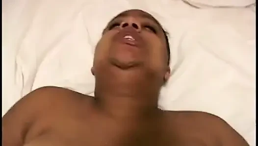 Şişman zenci bebek kalın siyah yarağı emiyor ve sikiliyor
