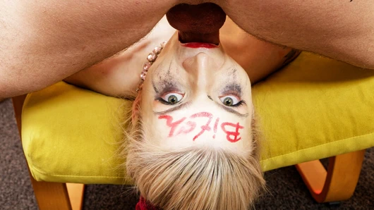 Sıska kız aşırı büyük yarakla sikiliyor