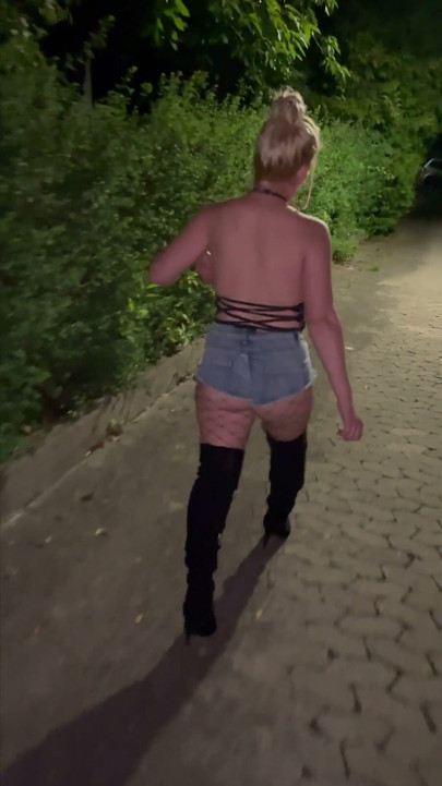 Hotwife Walking Seksi Hotpants