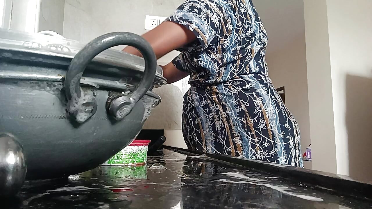 Tamil teyze Swetha mutfakta çıplak restoranı temizliyor
