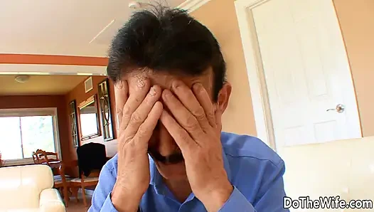 Şehvetli evli kadın Jaime Applegate zavallı yaşlı gavatının önünde sikişiyor