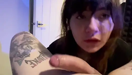 Sevimli queer erkek arkadaşına sakso çekiyor