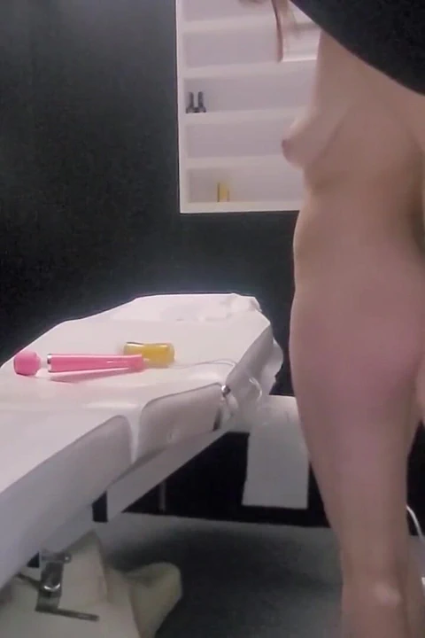 Üvey kız kardeşim onu yanlışlıkla döllemeyle sikebilmem için beni iş yerinde ziyaret etti