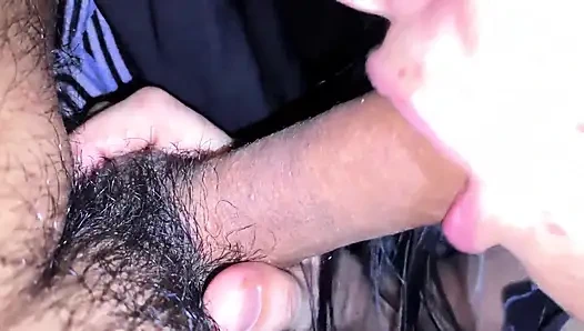 Teyze randy gibi davranıyor ve yarağımı emiyor