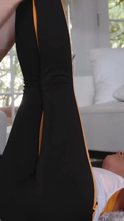 Mylf - yaramaz sarışın orta yaşlı seksi kadın genç erkeği baştan çıkarıyor ve onu ıslak amcığının içine sokuyor | Klip 1