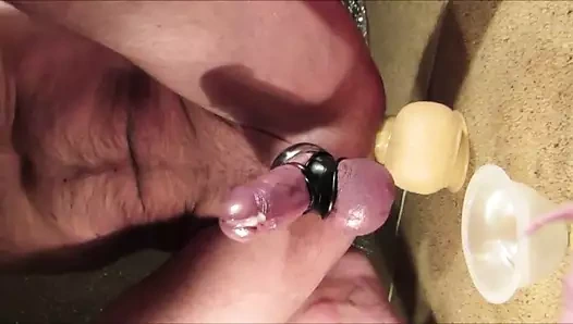 Kesintisiz boşalma büyük dildoya biniyor