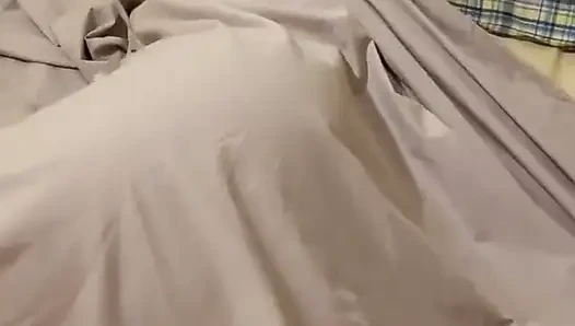 Merce süper azgın uyanıyor ve kendine dokunuyor