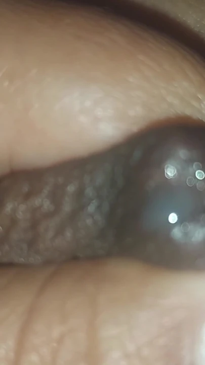 Sütle tüylü: siyah popoda göğüs, sağma ve anal bitiş