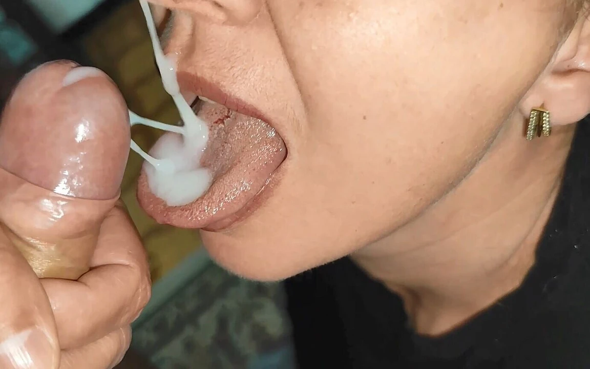 Зрелая милфа-жена делает минет, пока не заполнила ее рот спермой