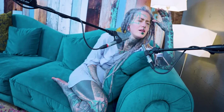 Ben hakkında konuşuyorum - izolasyon - asmr podcast sfw konuşuyor gotik sıska kız dreadlocks dövmeli model dövmeli kız