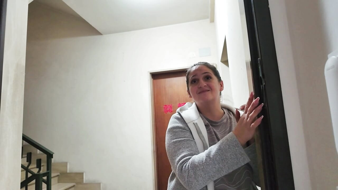Komşum kapı zili çalıyor ve benden yardım istiyor... Onu sikerek ona yardım ediyorum.