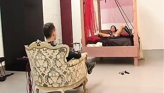 Lateks BDSM Tesliminde Bağlı Güzellik