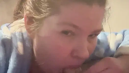 Erkek arkadaşının yarağını emiyor