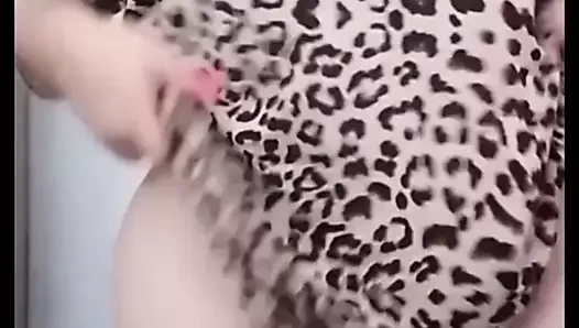 Ateşli büyük götlü bebek amcığını canlı yayında canlı kamerada gösteriyor