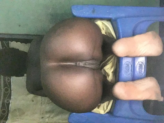 Komşumun müzik eşliğinde çırılçıplak twerk yapıyor