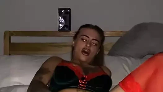 Tombul azgın gotik parmakları kamerada yavaş ve derinlerde dolaşıyor