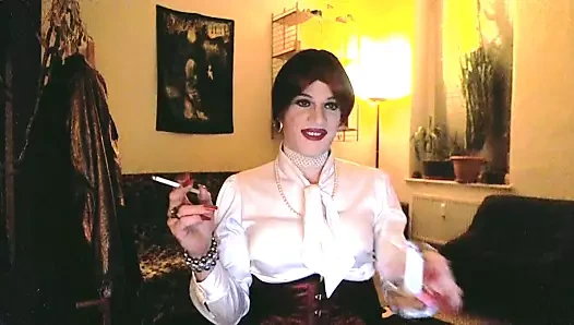 Beyaz saten Bayan sigara ve oynama