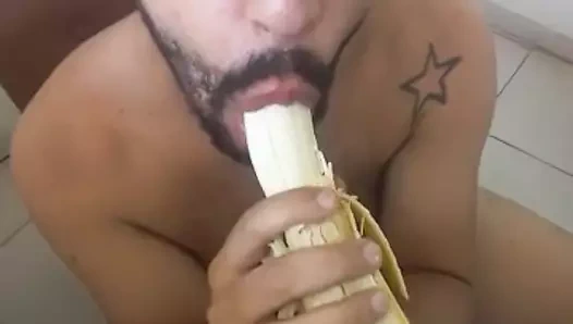 Muzu emdim ve lezzetli yemekten keyif aldım