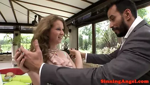 Çekici porno yıldızları büyük bir horoz paylaşmak