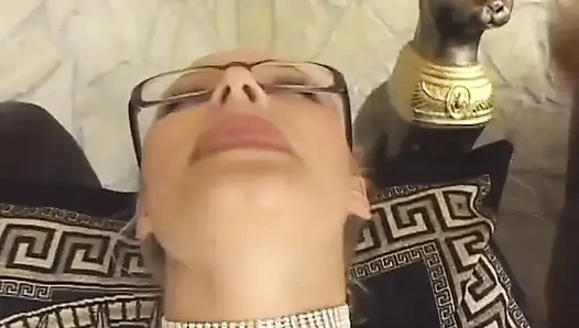 Çoraplı sarışın bir sürtük ıslak amında büyük bir yarağın tadını çıkarıyor