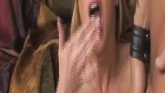 Sarışın orta yaşlı seksi kadın gırtlağına kadar alıyor ve damlayan deliğini parmaklıyor