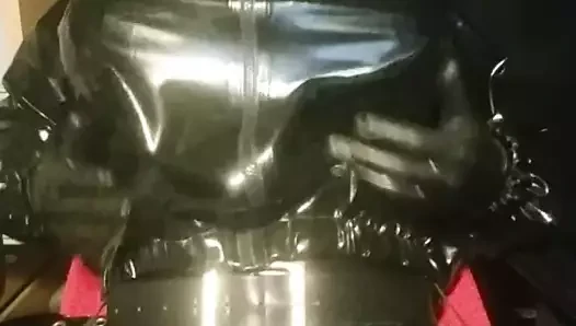 Lastik eldivenli kukla egzersiz yapıyor