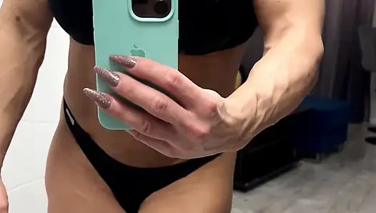 Parçalanmış anne giyinik poz verebilir