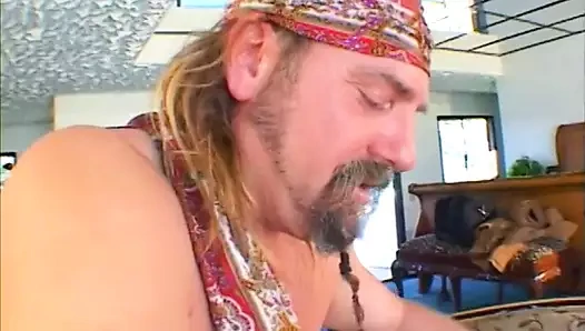 Tatlı civcivler almak dönüşler emme bir çük içinde bir üçlü