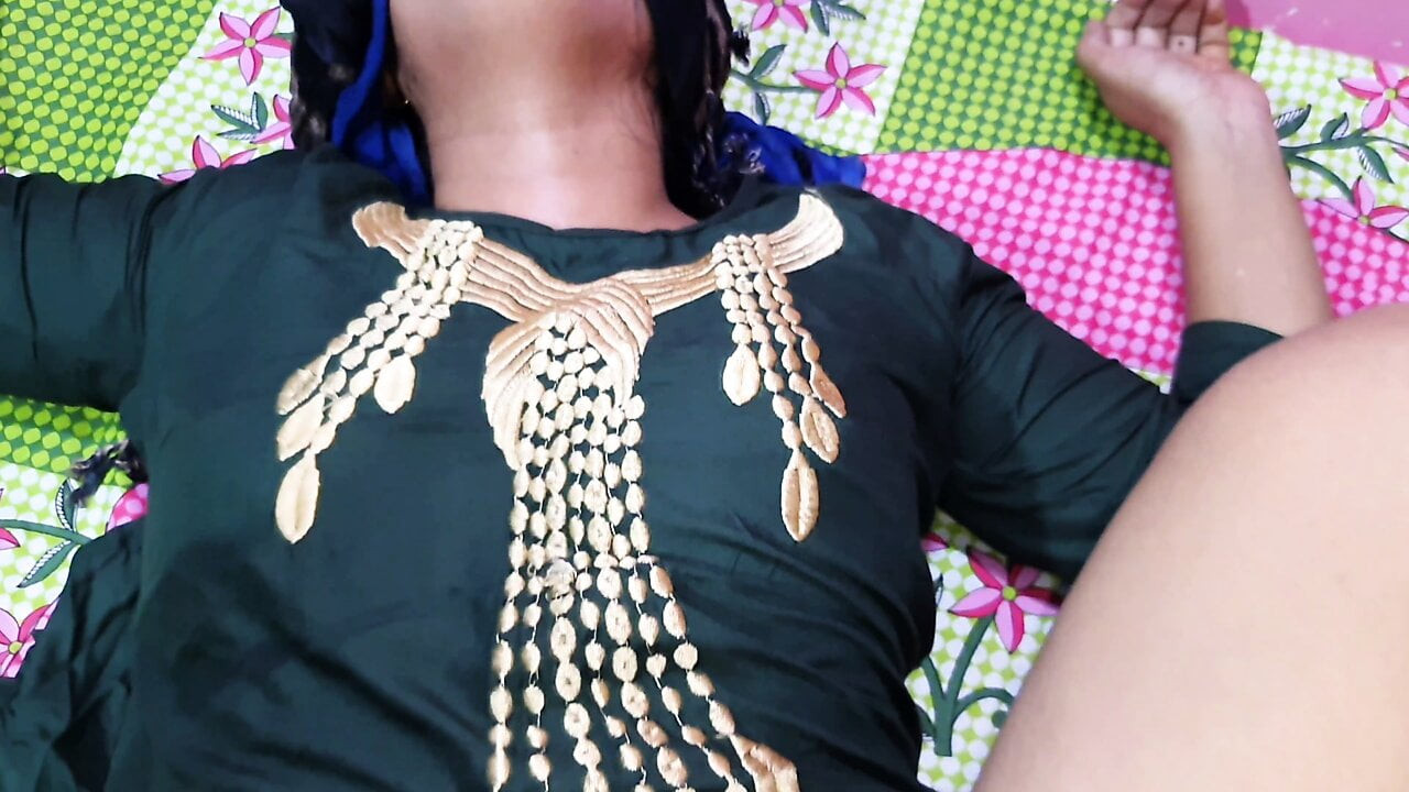 Hintli desi erkek arkadaşıyla amcığını sikiyor - ateşli ve seksi