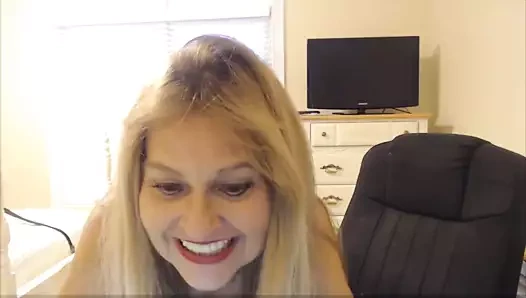 Müthiş sarışın gilf oynamayı seviyor