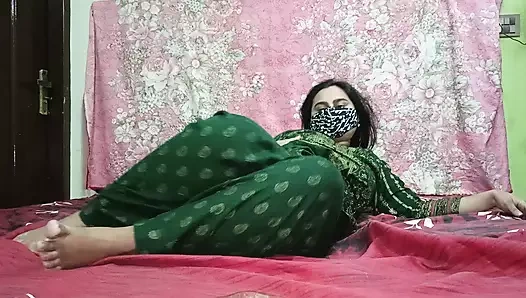 Pakistanlı yalnız kız sairaxsaim evde💦 tek başına ıslak amcığını parmaklıyor