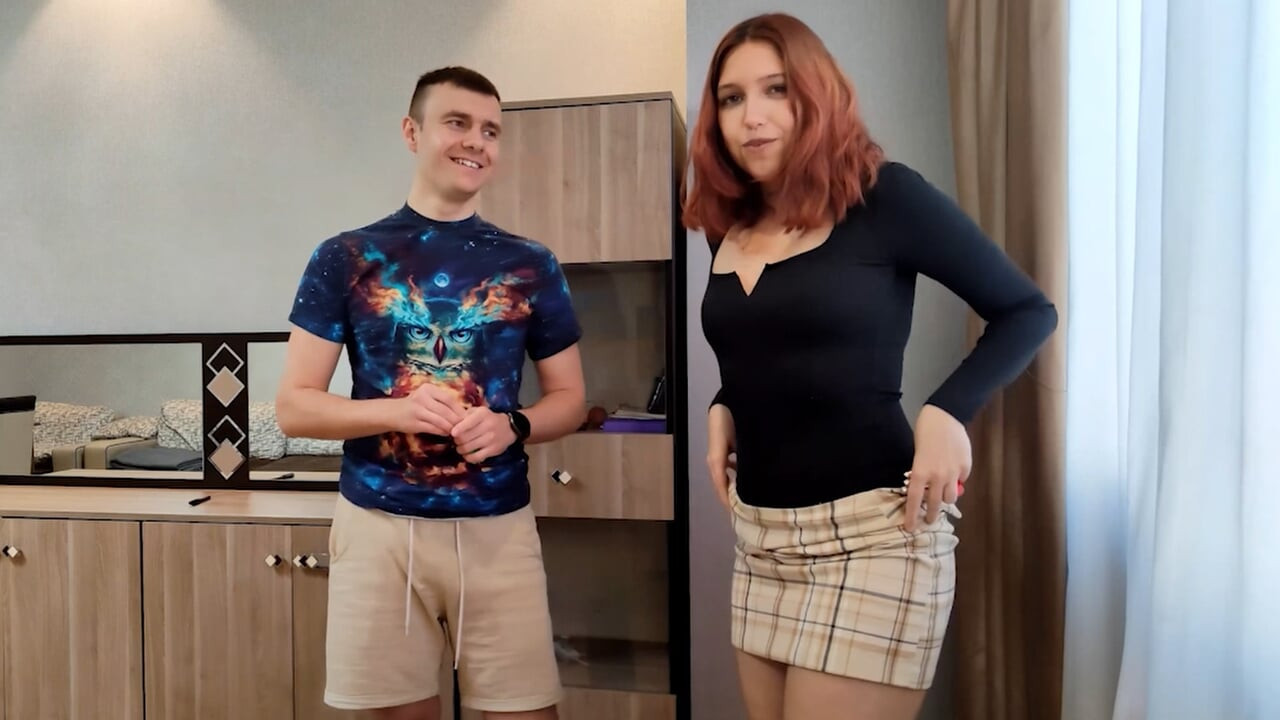 Kızıl saçlı striptiz dart oyunu kaybettikten sonra sert yarağını emiyor