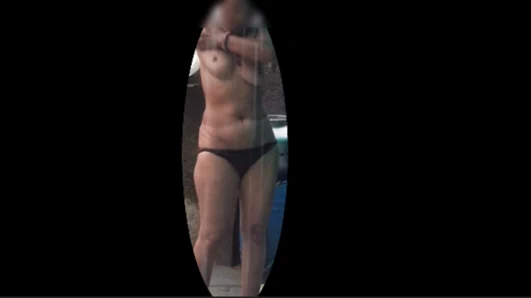 Bugün üvey kız kardeşim tayt giyerek yağmurda banyo yapıyor, çok güzel görünüyor, gördüm.