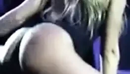 Beyaz kız sadece bir tanga içinde kulüpte sahnede twerking