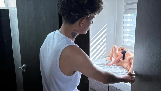 Büyük götlü üvey anne ve üvey kız zengin bir üçlü seks yapmayı kabul ediyor ve sonunda fışkırtıyor.