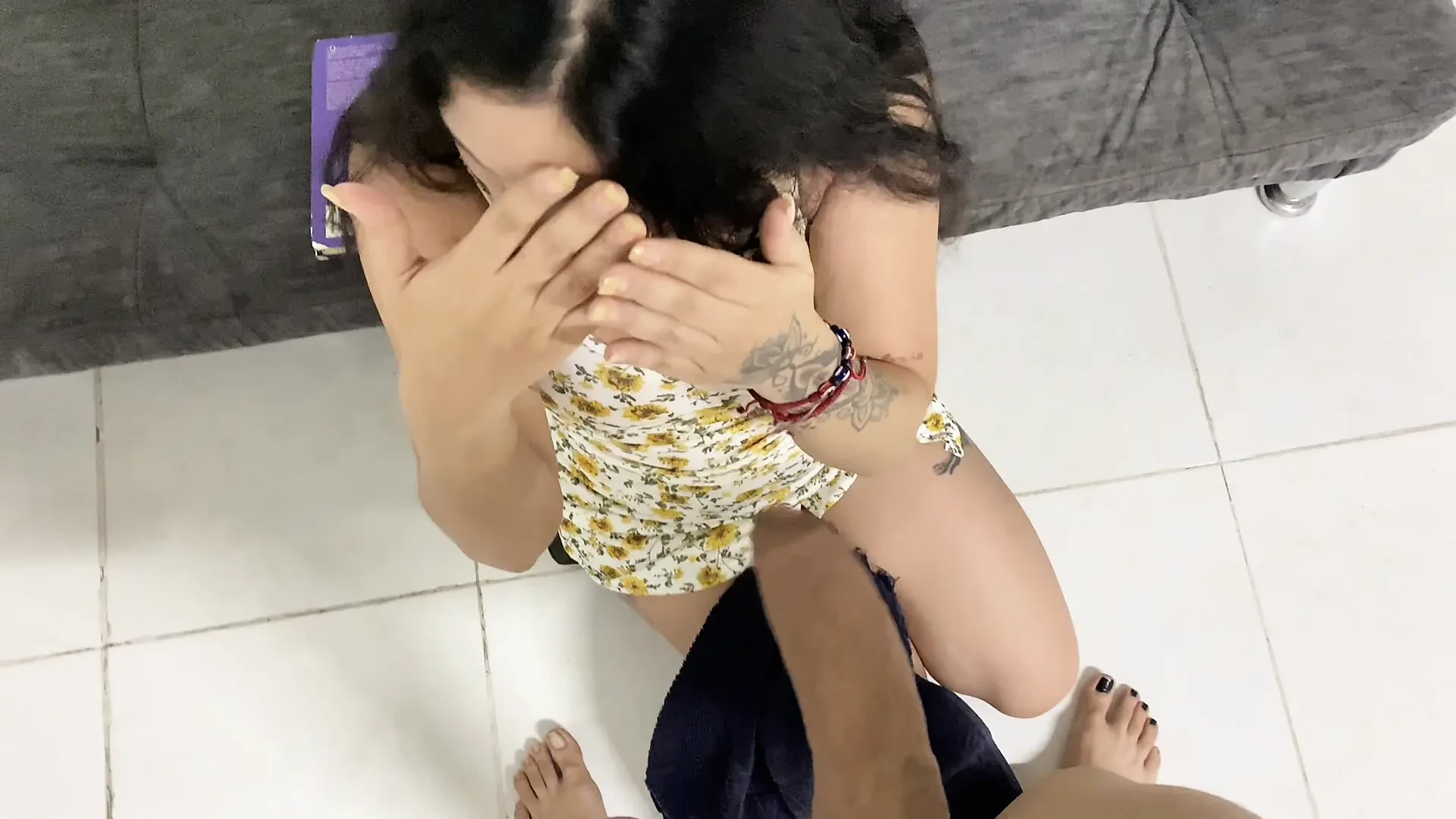 HAVLUM LATIN VAIZIN ÖNÜNE DÜŞÜYOR! - İSPANYOLCA PORNO