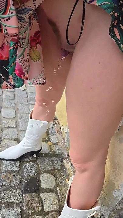 Застукал меня писающей на улице, но это не остановило меня