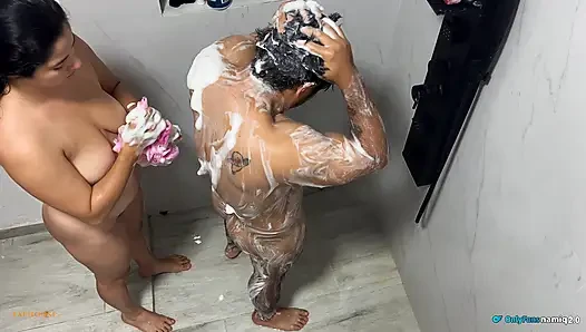 Güzel ve seksi karımla duş paylaştık!