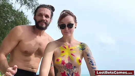 Azgın bir çift plajda striptiz tic tac toe oynuyor
