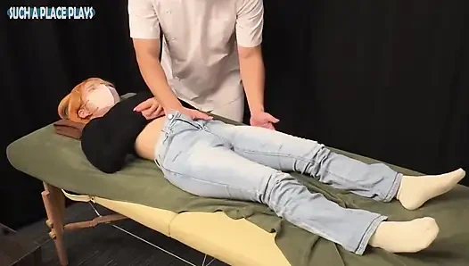 F fincanlı büyük memeli kız daha fazlası için yalvarıyor, sesini tutarken ve ezici bir bitirişle karşılaştığında doruk noktası titreşiyor