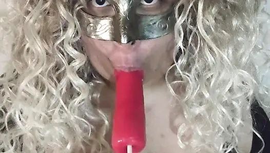 Kitty Rosario yarak lolipopu emiyor