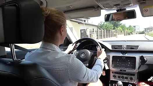 Uber sürücüsü bir kostümlü kızı emiyor ve sikiyor