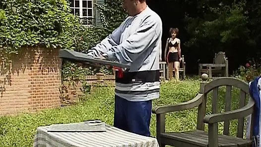 İki ateşli Alman sürtük açık havada anal üçlü seks yapıyor