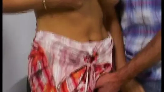 Ateşli fahişe büyük göğüslerini nasıl kullanacağını biliyor!