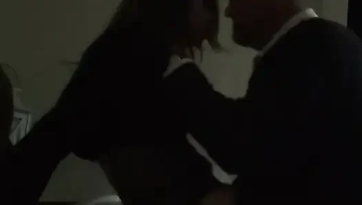 Aldatan evli kadın komşuyu kahve içmek için davet ediyor